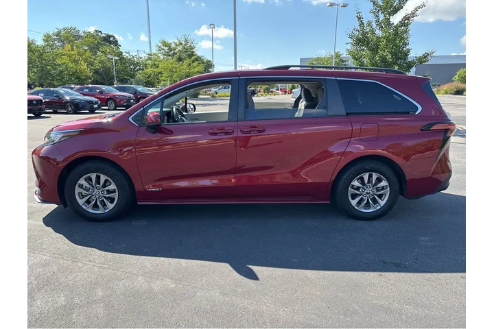 $32979 : Gold Certified2021 Sienna LE image 10