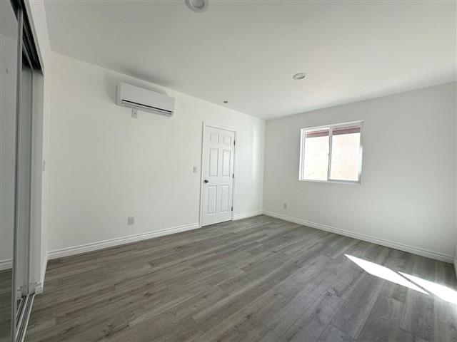 $700 : 1 bed 1 bath image 3