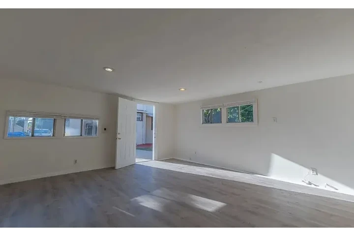 $2399 : Beautiful 3 bedroom home in LA image 5