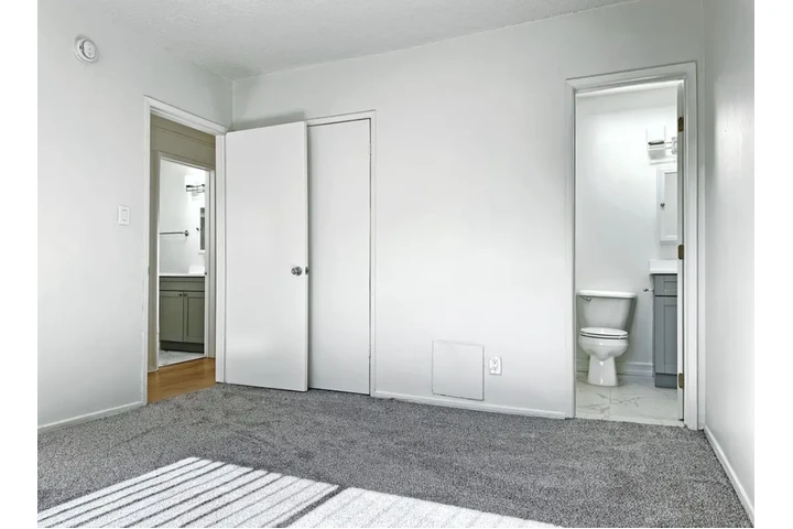 $1400 : 1Bed & Studio Apt in Glendale image 5