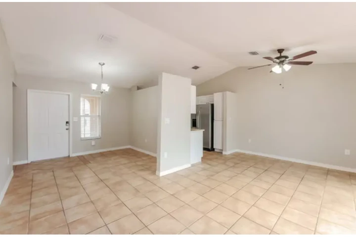 $2400 : 2 Bed 2 Bath Home in Miami FL image 3