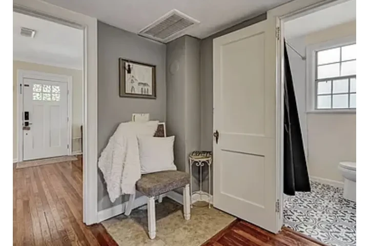 $1950 : Upgraded craftsman home for re image 3