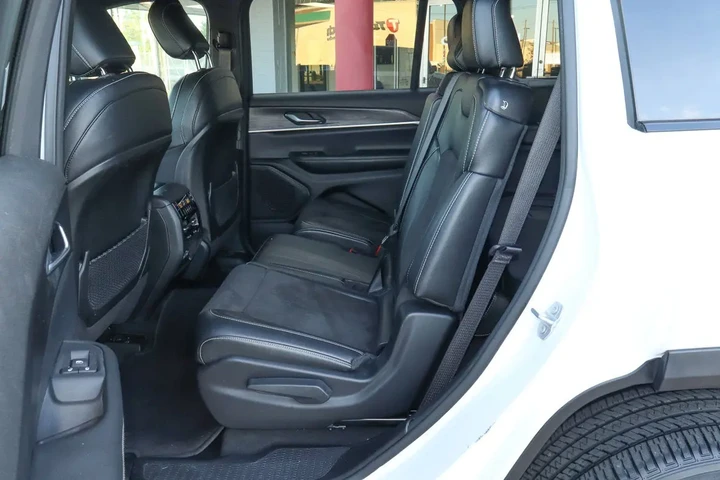 $35988 : 2023 Grand Cherokee L Altitud image 8