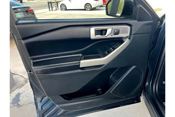 2022 Explorer Limited AWD image 10