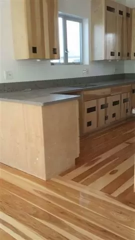 HARDWOOD FLOORS/PISOS D MADERA image 1