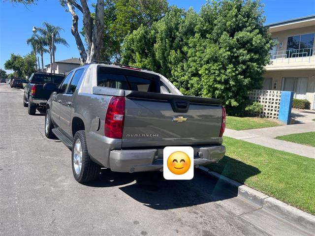 $7000 : 2007 chevrolet Avalanche image 2