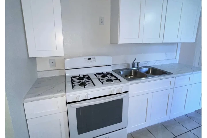$1500 : 3 Bed, 1 Bath Home – Great Loc image 2