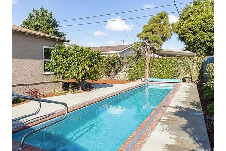 $2300 : SINGLE 4BR  W 138th St, Hawtho image 1