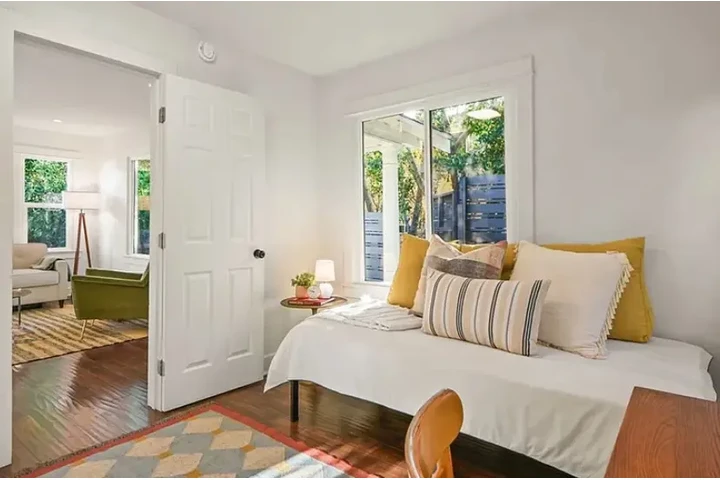 $1950 : FOR LEASE 3908 Edison Walk, Lo image 2