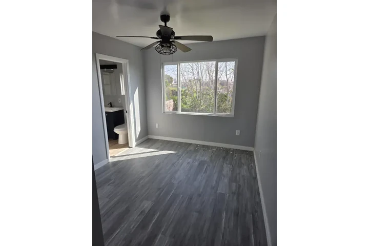 $1100 : About 4010 1/2 Rockwood St Uni image 7