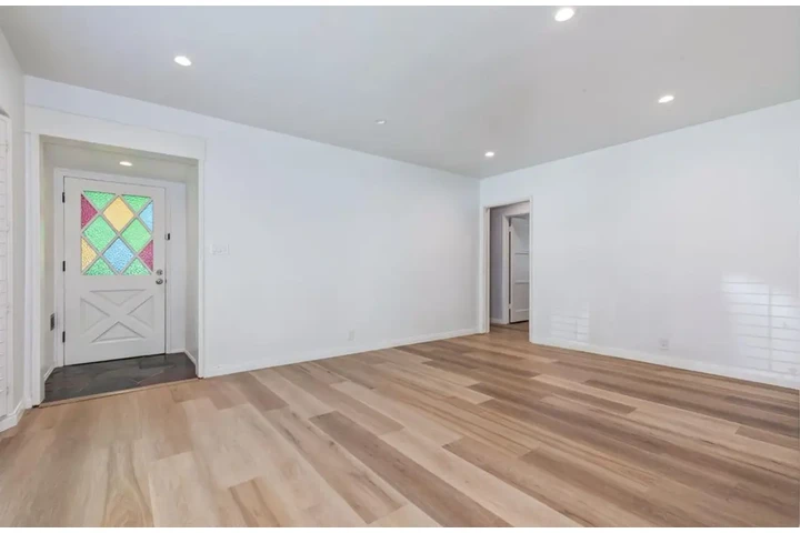 $2470 : 3 bedroom house in South Gate image 2