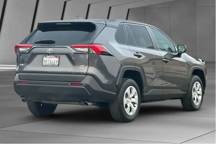 $29000 : Toyota RAV4 2024 AWD LE 4dr image 4