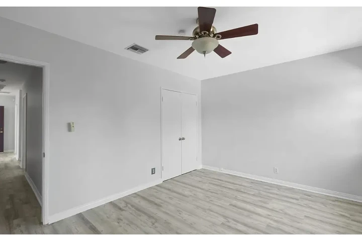 $4000 : 3 bedroom house available image 5