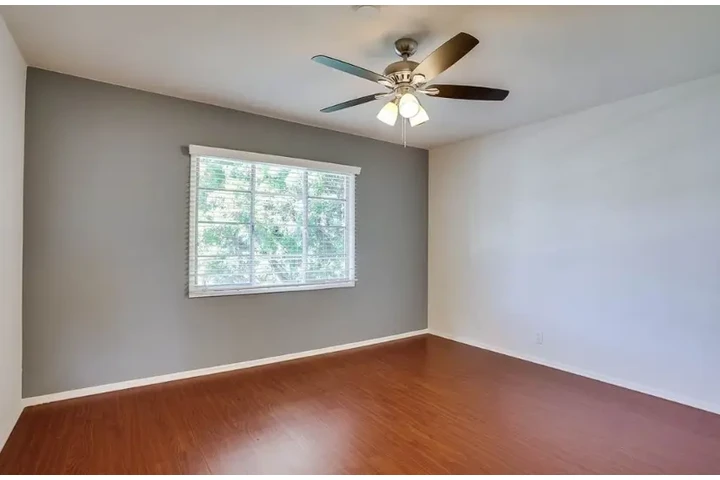 $1985 : 2 Bed apartment in Koreatown image 9