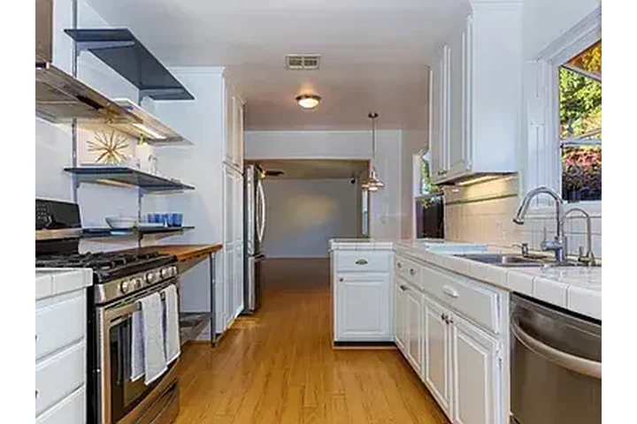 $2500 : Available 3Bed 1Bat in LA image 2