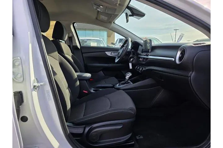 $17900 : Kia Forte 2024 LXS 4dr Sedan image 10