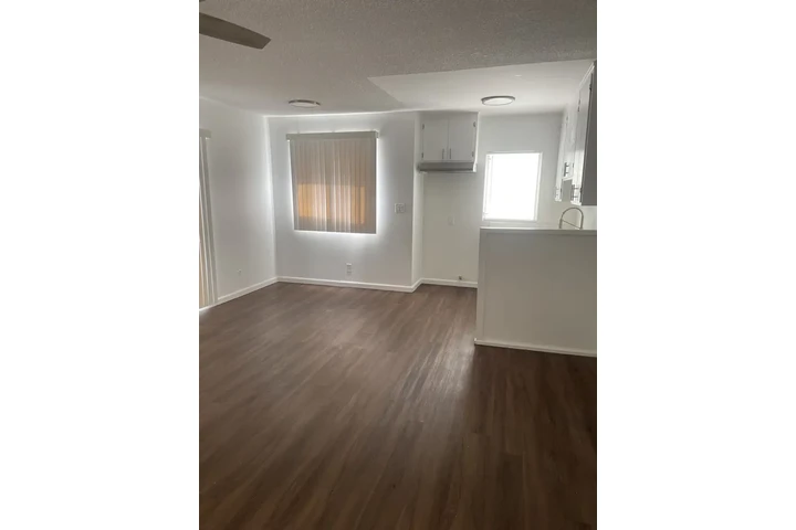 $2595 : LINCOLN PARK LOS ANGELES image 6