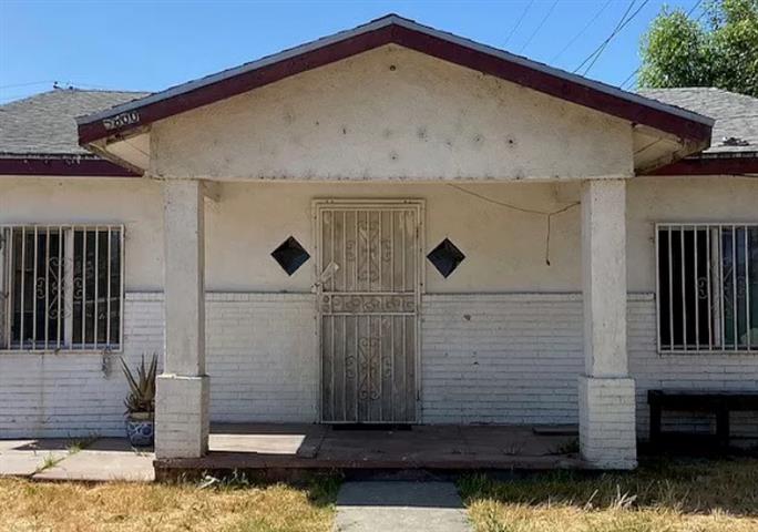 $1800 : HOUSE RENT IN Bell Gardens CA image 1