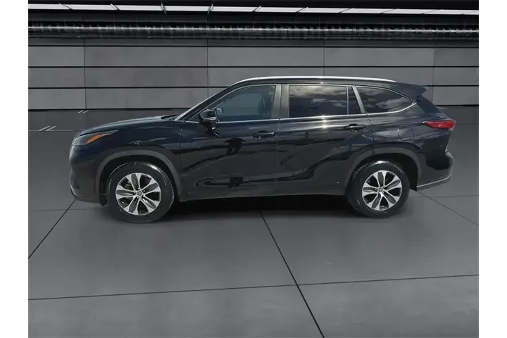 $33588 : Toyota Highlander 2023 XLE 4 image 5