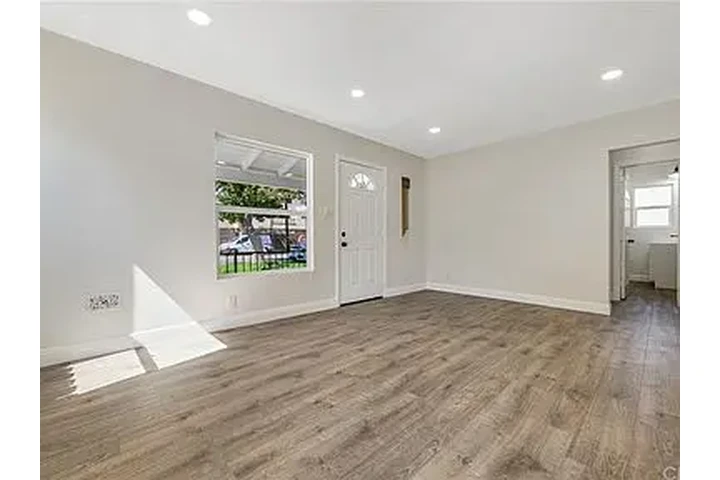 $1100 : Carson con garaje independient image 8