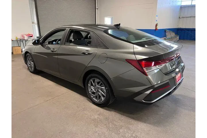 $20746 : Hyundai ELANTRA 2024 SEL 4dr image 5