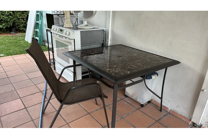 $40 : Juego de mesa y silla de patio image 1