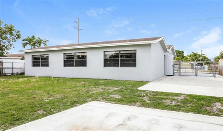 $2239 : House for rent in Miami image 2