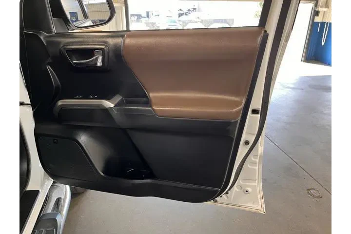 $29959 : Toyota Tacoma 2017 4x4 Limit image 9