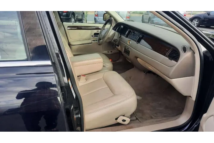 $3495 : 2000 Town Car Cartier image 5