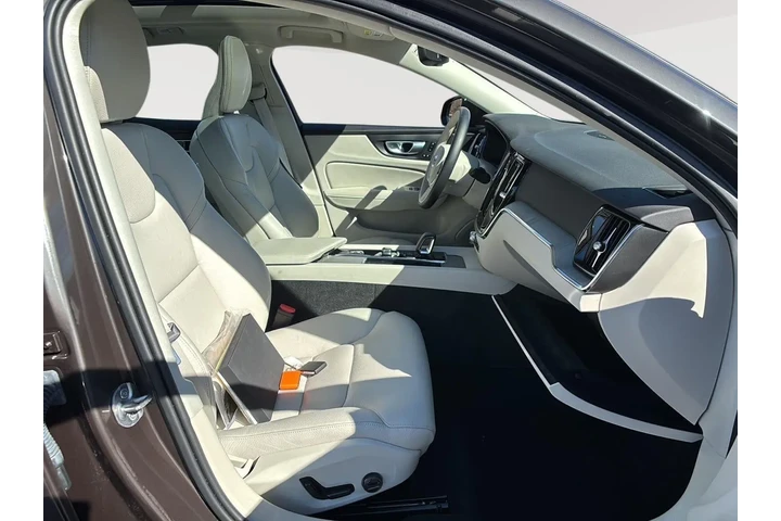 $33989 : 2024 S60 Plus Dark Theme image 9