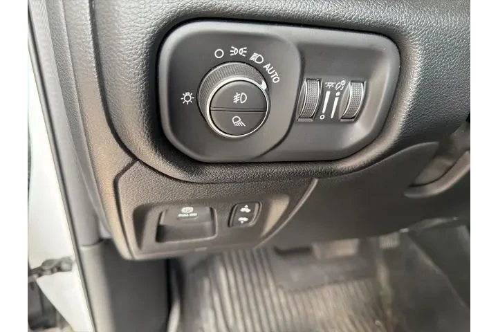 $31497 : Ram 1500 2021 4x4 Laramie 4d image 10