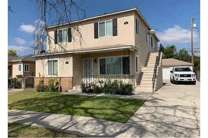 $1790 : Spacious, Newly Renovated Mont image 1