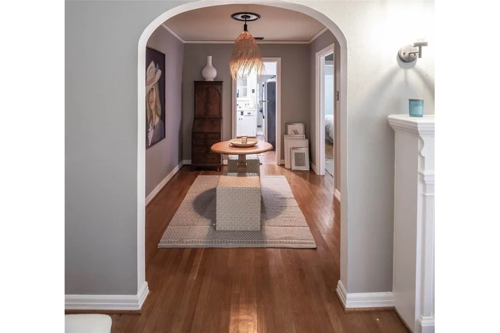 $900 : Beautiful hardwood floor home image 5