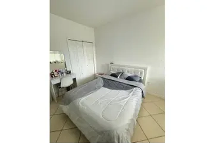 $1100 : RENTA HABITACION DORAL (DAMA) image 5