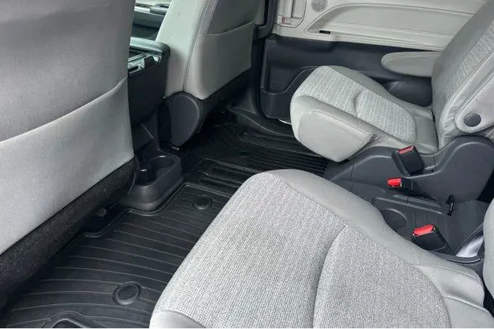 $27800 : Toyota Sienna 2021 LE 8-Pass image 7