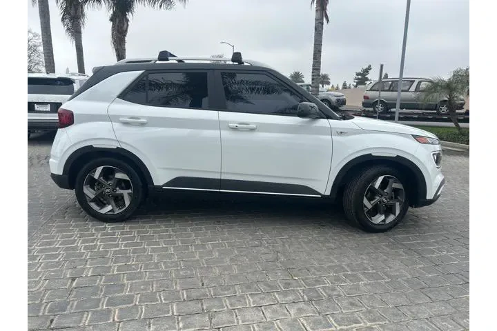 $16995 : Hyundai VENUE 2022 SEL 4dr C image 5