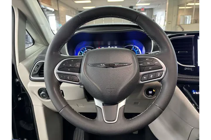 $27295 : Chrysler Pacifica Plug-In Hy image 6