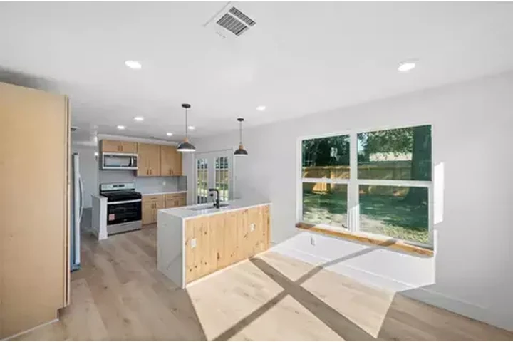 $1200 : The home won't last long! image 1