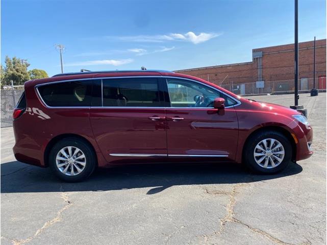 $17995 : 2018 Chrysler Pacifica Touring image 1