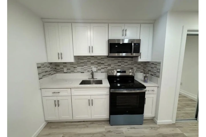 $1200 : Large studio Apt in Los Angele image 5