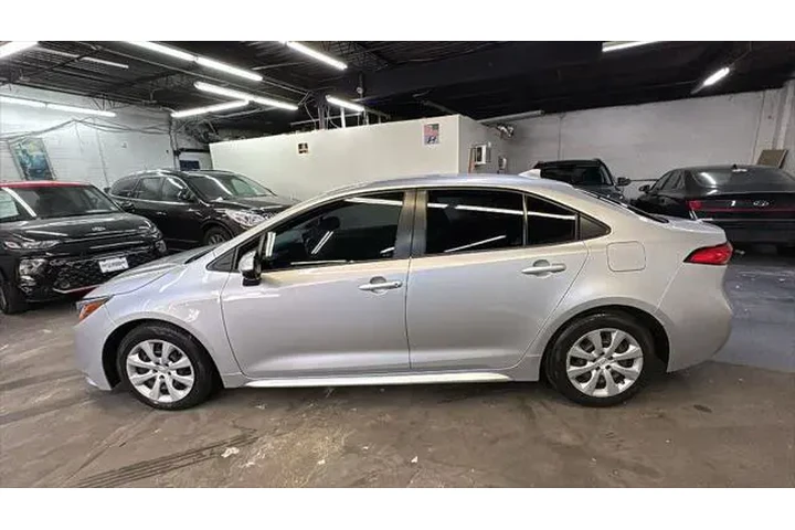 $14645 : Toyota Corolla 2022 LE 4dr S image 2