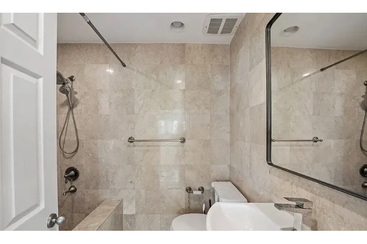 $2550 : 3 Bed Home in N Plymouth Blvd image 7