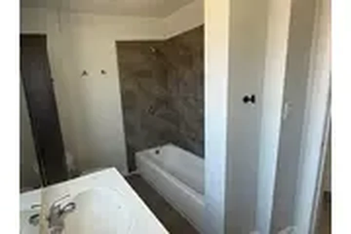 $1800 : UTILITIES INCLUDED/South Gate image 4