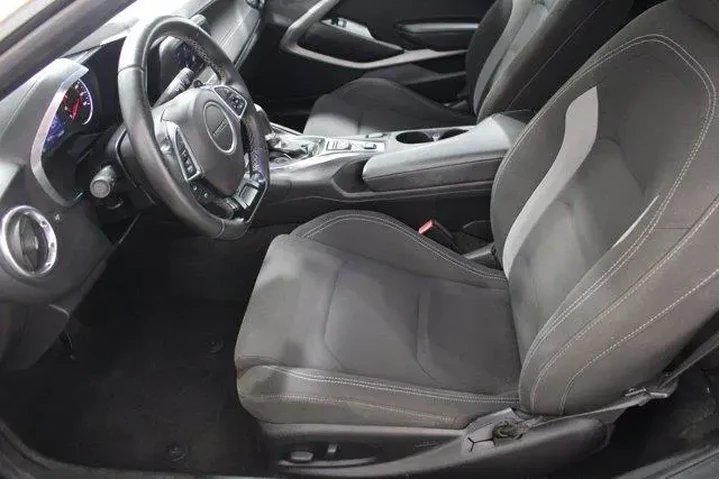 $25988 : Chevrolet Camaro 2020 LT 2dr image 5