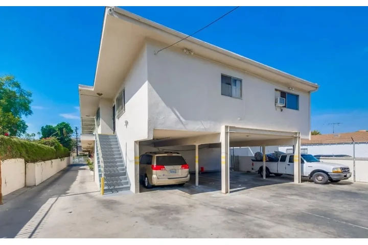 $2000 : 2 bed 2 bath in James M wood image 8