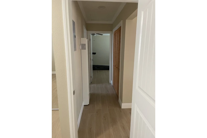 $1050 : Cuarto de Renta image 2