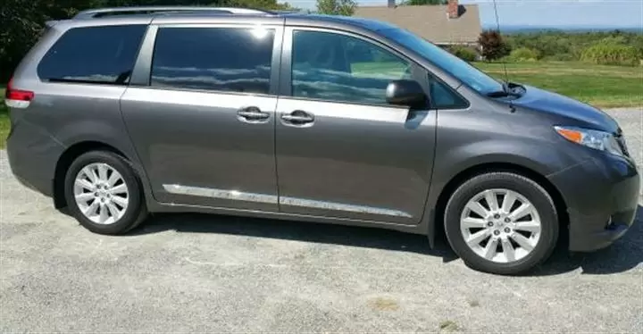 $11000 : 2014 TOYOTA SIENNA XLE image 2