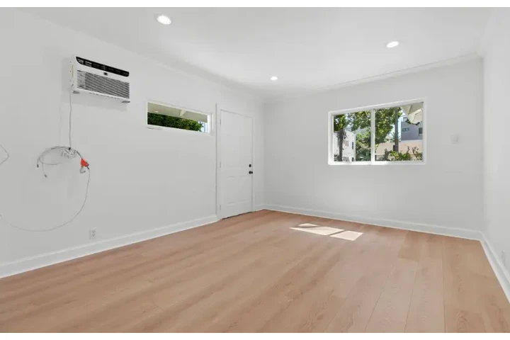 $2400 : 3 bedroom house In LA for rent image 3