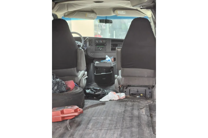 $3500 : 2008 Chevy express image 2