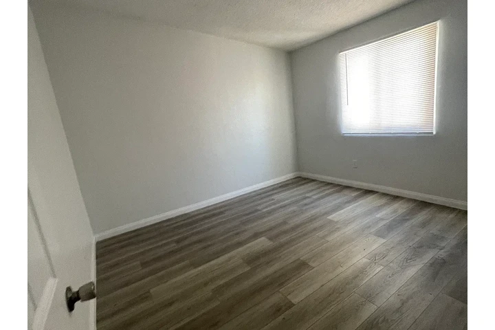 $1100 : For Rent – Remodeled 2-Bedroom image 5